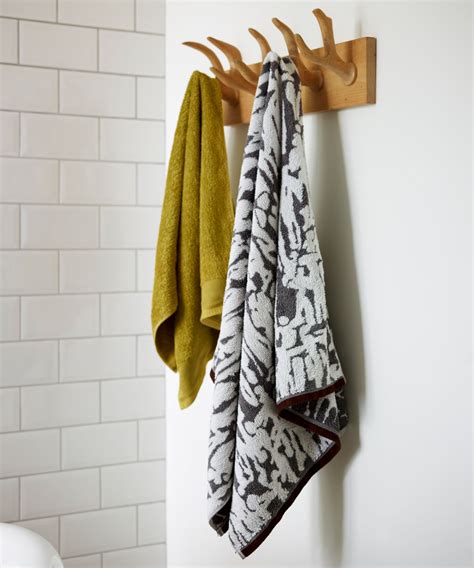 Towel colors to avoid in bathrooms: and what to buy instead | Homes ...