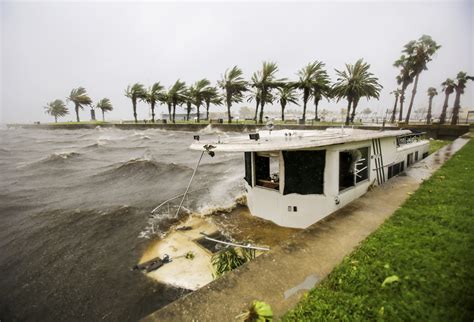 Hurricane Matthew sideswipes Florida, threatens some of South's most ...