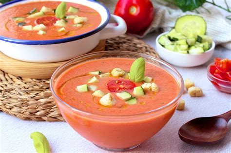 Gazpacho andaluz casero, la receta tradicional para hacer fácil en casa