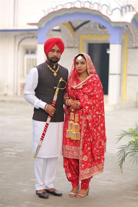 Punjabi Couple in Traditional Wedding Dress in 2022 | Punjabi wedding ...