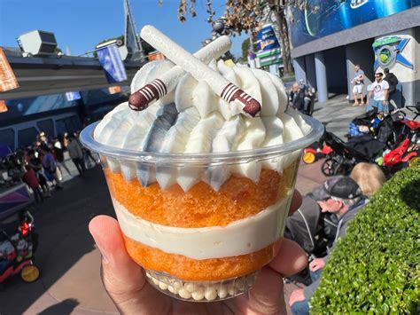 REVIEW: New Ahsoka Tano-Themed Orange Vanilla Parfait from Galactic ...