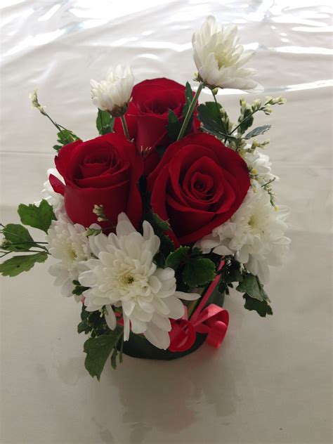 Small Table Arrangement of Red Roses | Red flower arrangements ...