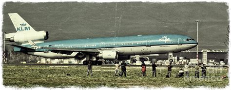 MD-11 Landing Photograph by Colin Woods