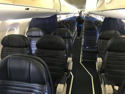 Review: United Express First Class Embraer 175 Chicago nach St. Louis ...