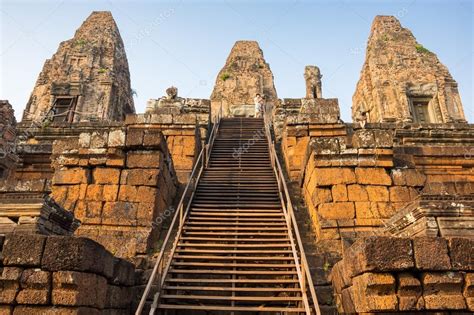 Phnom Bakheng temple at sunset — Stock Photo © gumbao #92876474