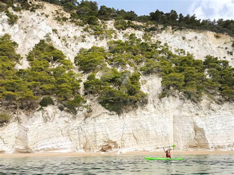 Visiting the sea caves and Faraglioni of the Gargano by boat ...