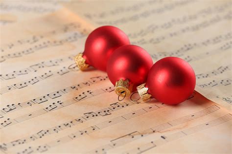 21 Best Classical Christmas Songs for the Holiday Season