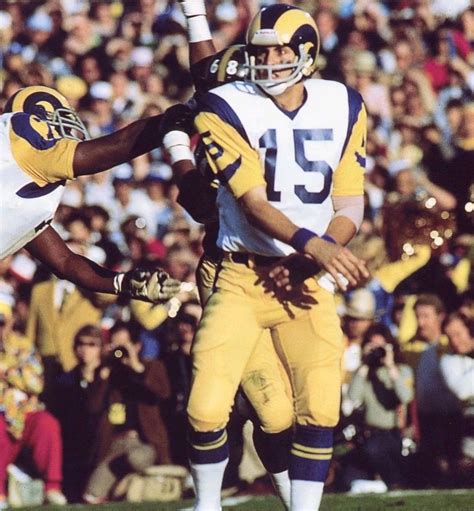 15 Best Quarterbacks for the Los Angeles Rams - HowTheyPlay - Sports