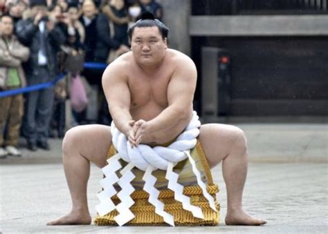 Hakuhō Shō, regarded as a sumo wrestling great. 340 lbs and 6’4” : r ...