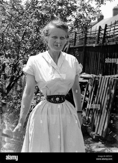 Ethel Granger shows off her 14 inch waist, the smallest in the world ...