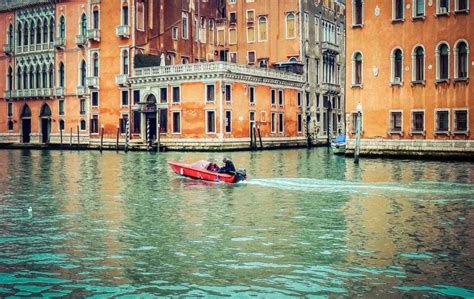 2022-09-14 THE CANALS IN VENICE - heyyouphoto.com