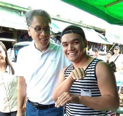 Netizen Went Viral For His Hand Signal Photo With Mar Roxas - PhilNews.XYZ