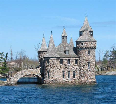 File:1000 Islands. Boldt power house - St Lawrence River, USA ...