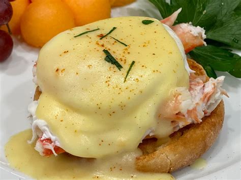 GREAT EATS HAWAII: KING CRAB BENEDICT