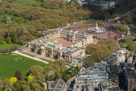 Why it’s time for the Royal Family to turn Buckingham Palace Gardens ...