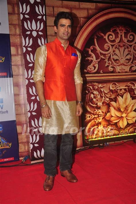 Mohit Malik poses for the media at Zee Rishtey Awards Photo