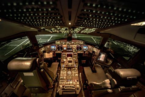 Boeing 777 Cockpit Night / Cockpit Night Lighting Boeing 777 Worldliner ...