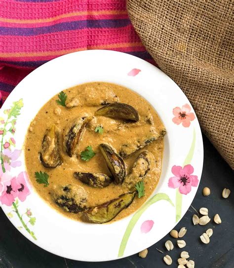 Hyderabadi Bagara Baingan Recipe - Brinjal In Spicy Peanut Curry ...