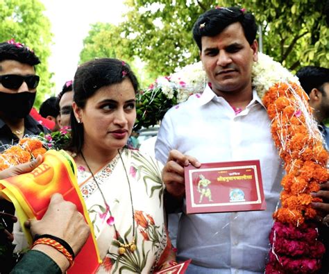 Independent MP Navneet Kaur Rana and her MLA-husband Ravi Rana hold ...