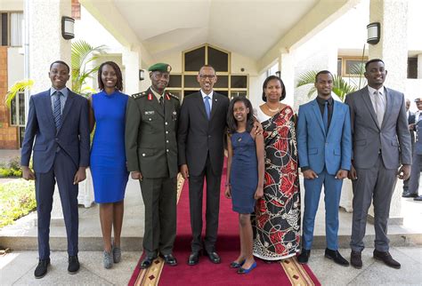 President Kagame with the family of newly sworn-in Army Ch… | Flickr