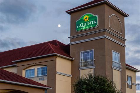 La Quinta Inn & Suites by Wyndham Angleton | Angleton, TX Hotels