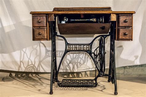 Antique Singer Sewing Machine with Iron Treadle and Table – Mo. Import Co.