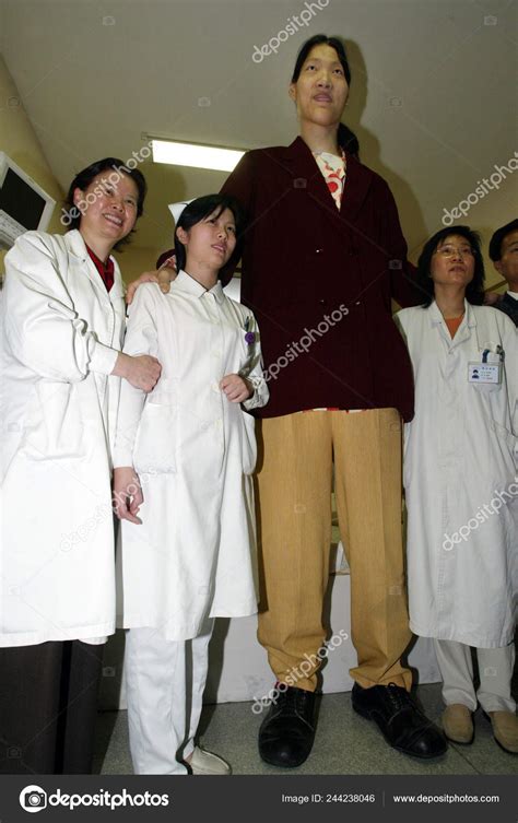 Worlds Tallest Woman Yao Defen Poses Nurses Doctors Shanghai Ruijin ...