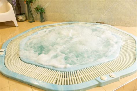 Jacuzzi bubbles feel good – Telegraph