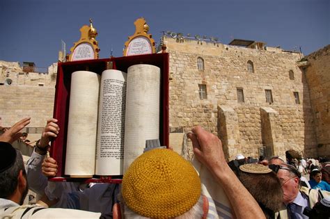 La Mitsva d’écrire un Séfer Torah. Halakha Yomit - Le Jardin de la Torah