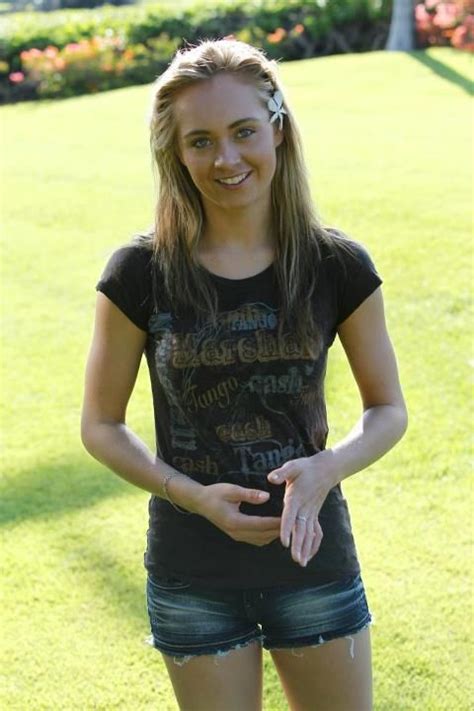 Amber Marshall...Want Her Shirt! =) | Amber marshall, Heartland ...