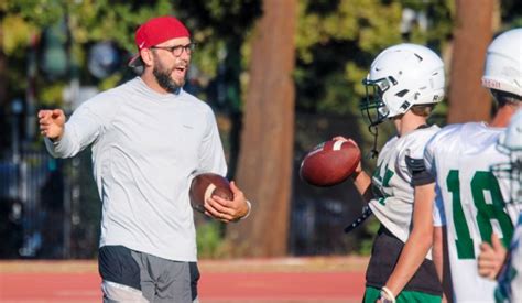 Andrew Luck quietly returns to football near Stanford stomping grounds