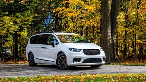 Chrysler recalls Pacifica Hybrids for stalling issue [Corrected/Updated ...