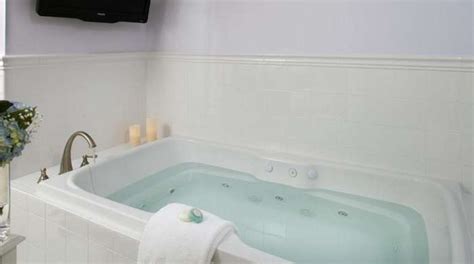 17 Romantic Cape Cod Hotels with Hot Tub in Room