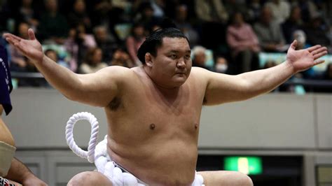 Sumo Wrestler Hakuho Announces Retirement : NPR