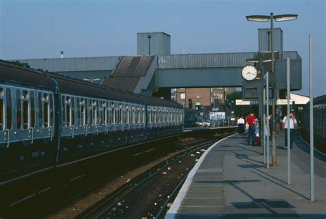 Dartford station in 1983 | SR-design 4-EPB unit on the left.… | Flickr