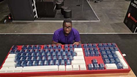 YouTuber Glarses Beats Razer’s Record For Largest Mechanical Keyboard ...