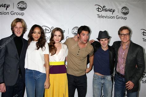 Revenge Cast - Gabriel Mann, Ashley Madekwe, Christa B. Allen, Josh ...