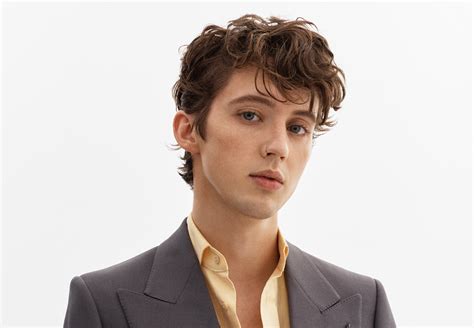 Hear Troye Sivan's New Song 'Easy' From Upcoming 'In a Dream' EP ...