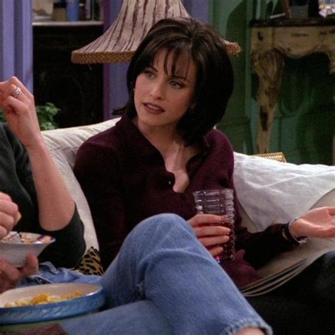 90s Haircuts, Salmon Skin, Monica Geller, Friend Outfits, Friends Tv ...