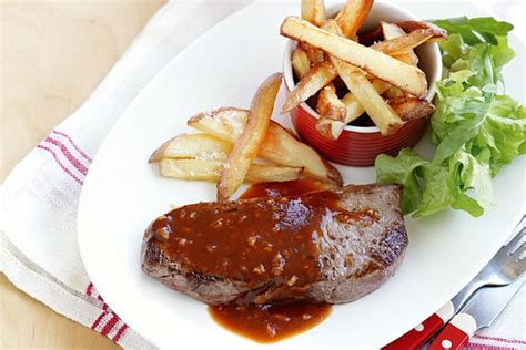 Steak and chips with garlic sauce