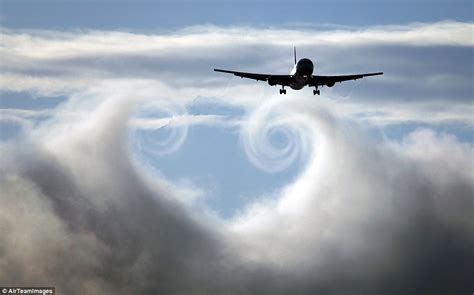 Alizul: INCREDIBLE IMAGES OF VAPOUR TRAILS AND CONES CREATED BY PLANES ...