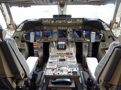 Boeing 747-8 Intercontinental Cockpit | Cockpit of the exper… | Flickr