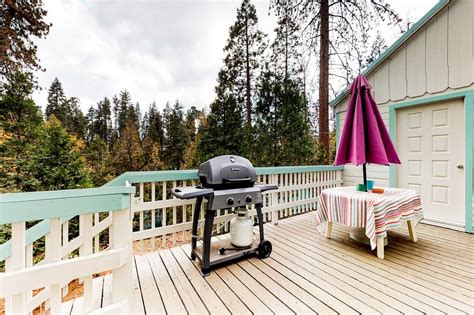 Warm, cozy dog-friendly cabin minutes from Shaver Lake, nearby village ...