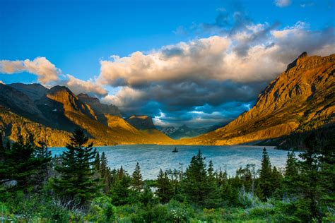 Sunrise at St. Mary Lake from Wild goose island viewpoint, Glacier ...