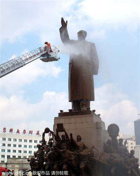 Chairman Mao's statue cleaned in NE China[4]- Chinadaily.com.cn