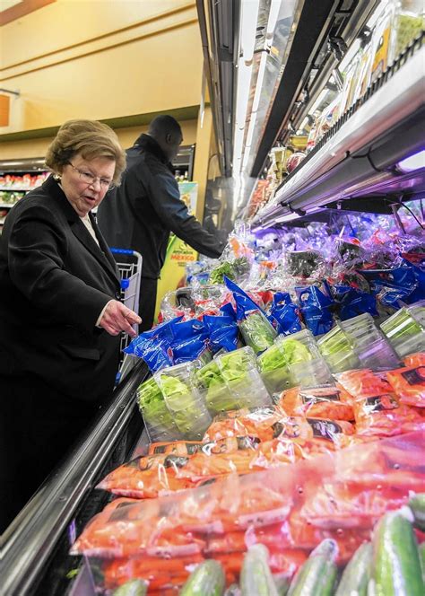 Fort Meade: Maryland's senior senator tours commissary, promotes ...