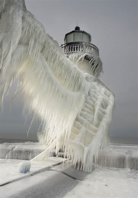 30 nature photos of the beautiful ice pile phenomenon