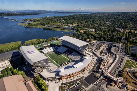 Husky Stadium Tours: An Experience with a View! | The Whole U