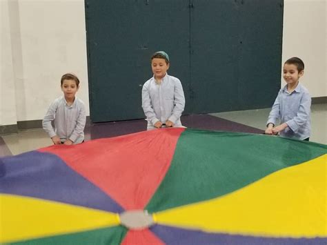 Parachute Gym Class – תומכי תמימים