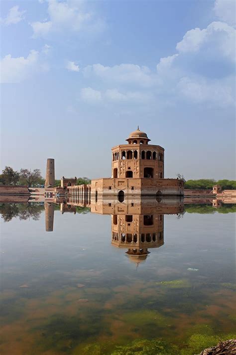 Hiran Minar and Tank | Mughal architecture, Architecture, Indian ...